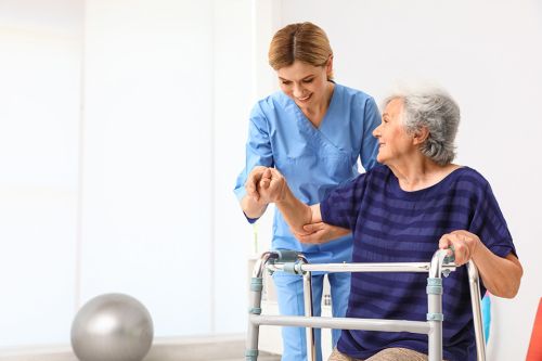 Foto: Pflegerin mit alter Dame